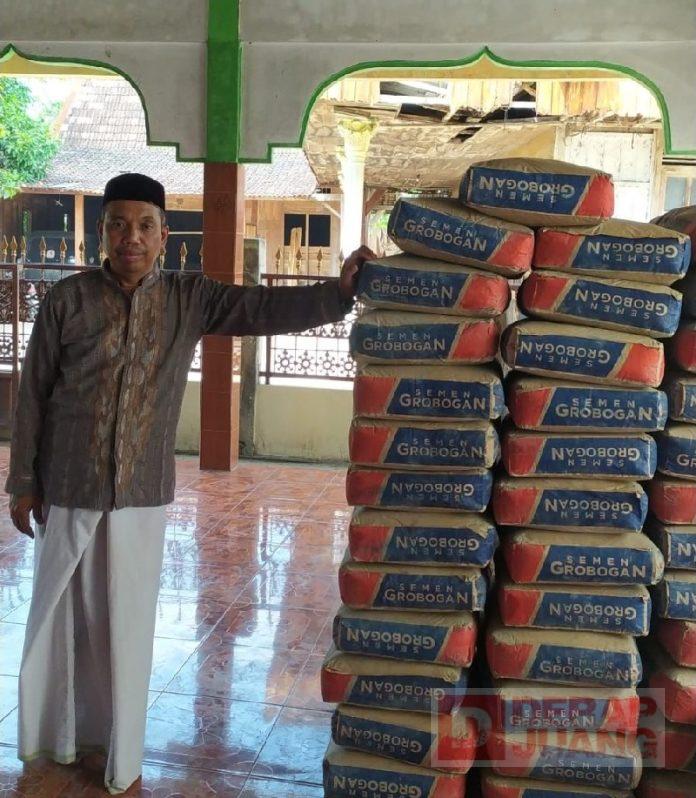 Yohanes Winarto Berikan Bantuan Semen Bagi Pembangunan Masjid di Desa Jumo