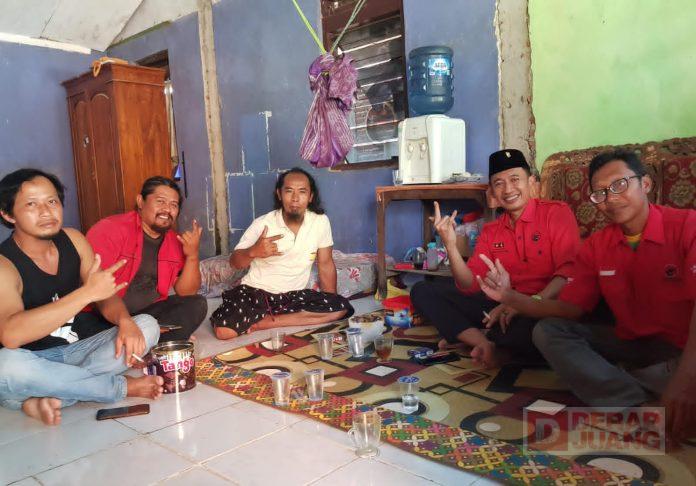 Perkuat Barisan, Aghus Gelontorkan Lampu Penerangan Bagi Nelayan.