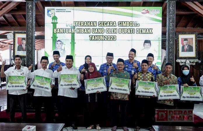 Bupati Demak Serahkan Bantuan Hibah Secara Simbolis pada Lembaga Keagamaan