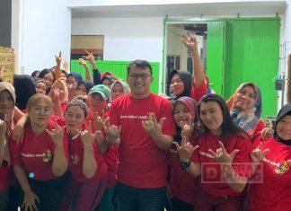 Mas Adit Bagikan Seragam Senam untuk Ibu-ibu Desa Kalierang