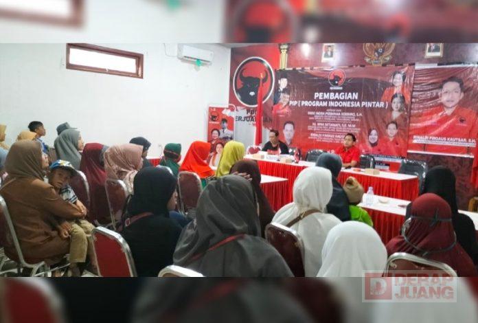 Memilih Aula Kantor DPC PDI Perjuangan Kabupaten Pemalang, Rinaldi Bagikan 600 PIP