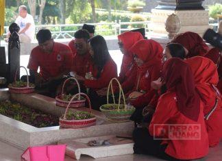 Napak Tilas Bung Karno, KJ & CKJ Ziarah Makam Presiden Pertama RI