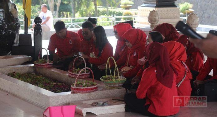 Napak Tilas Bung Karno, KJ & CKJ Ziarah Makam Presiden Pertama RI