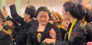 Mbak Pinka Ikuti Prosesi Kirab Pusaka Satu Suro Dengan Khidmat