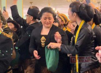 Mbak Pinka Ikuti Prosesi Kirab Pusaka Satu Suro Dengan Khidmat