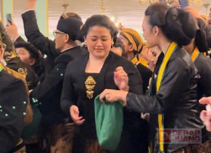 Mbak Pinka Ikuti Prosesi Kirab Pusaka Satu Suro Dengan Khidmat