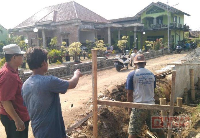 Saprudin Tinjau dan Pastikan Pengerjaan Tanggul Sungai Meduri Tirto Lancar