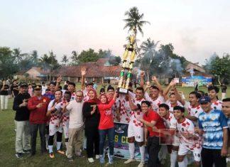 Wabup Rista Serahkan Trophy Juara Turnamen Sepak Bola Jabres Cup XII