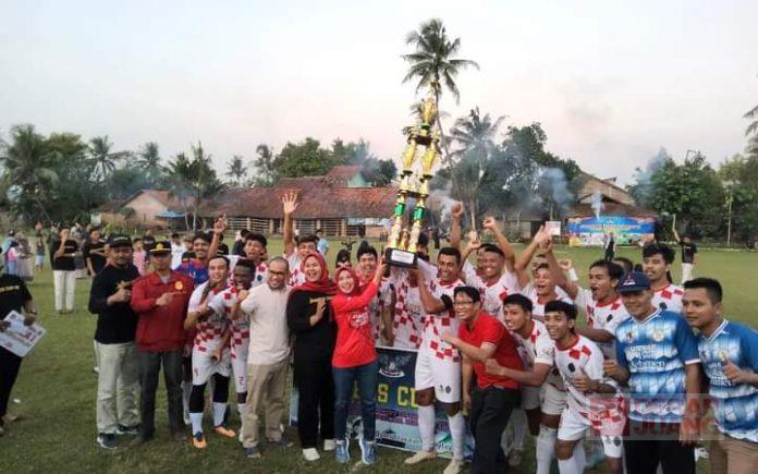 Wabup Rista Serahkan Trophy Juara Turnamen Sepak Bola Jabres Cup XII