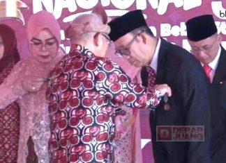 Husein dan Istri Raih Penghargaan Satya Lencana di Harganas