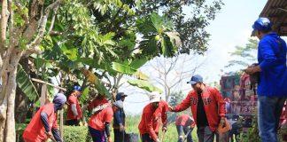 Prasetya Tinjau Proses Pengaspalan di Gantiwarno