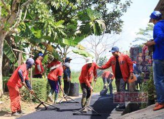 Prasetya Tinjau Proses Pengaspalan di Gantiwarno