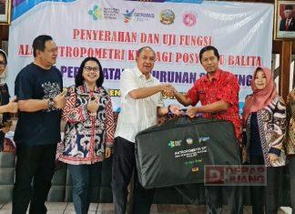 Sadewo Serahkan Antropometri Kit untuk Posyandu di Banyumas