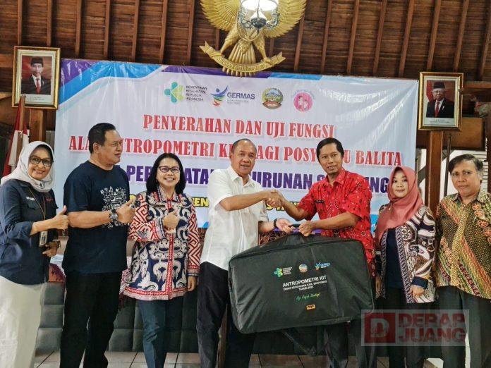 Sadewo Serahkan Alat Antropometri Kit kepada Posyandu di Banyumas