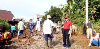 Daryono Ikuti Kerja Bakti Perawatan Jalan Bersama Warga