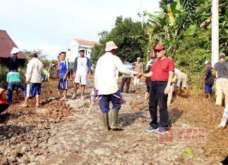 Daryono Ikuti Kerja Bakti Perawatan Jalan Bersama Warga