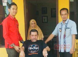 Ferdinal Serahkan Kursi Roda Bagi Warganya Yang Membutuhkan