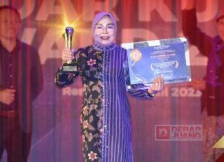 Sri Sumarni Terima Anugrah Radar Kudus Award 2023 Atas Inovasi Rumah Kedelai