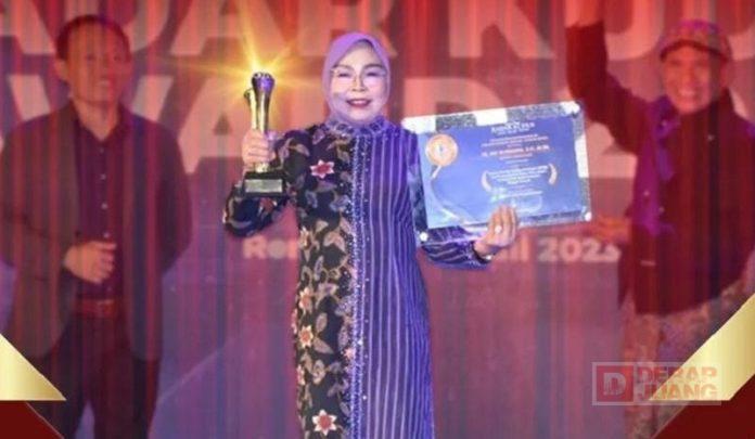 Sri Sumarni Terima Anugrah Radar Kudus Award 2023 Atas Inovasi Rumah Kedelai