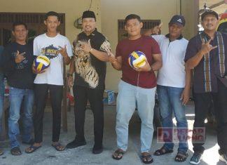 Heru Santosa Beri Bantuan ke Tim Voli Cingkrong Agar Makin Berprestasi