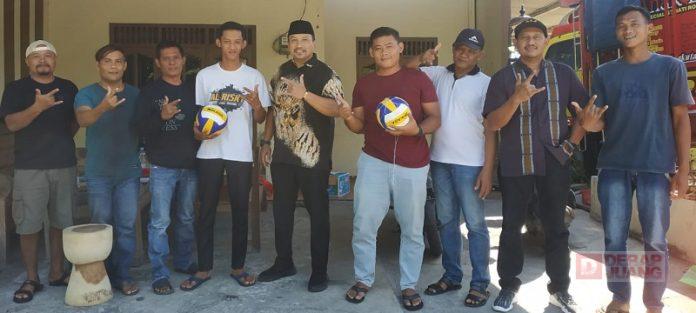 Heru Santosa Beri Bantuan ke Tim Voli Cingkrong Agar Makin Berprestasi