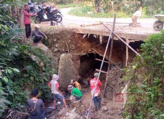 Warham Syafaat Perbaiki Jembatan Rusak di Pegadongan