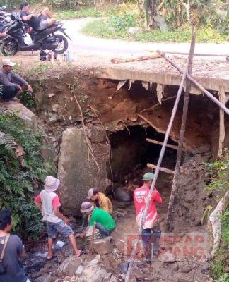 Warham Syafaat Perbaiki Jembatan Rusak di Pegadongan