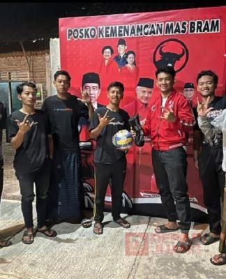 Dorong Pemuda Kedungjati Berolahraga, Mas Bram Berikan Set Peralatan Voli