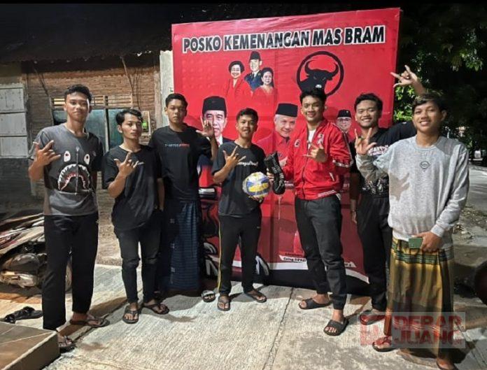 Dorong Pemuda Kedungjati Berolahraga, Mas Bram Berikan Set Peralatan Voli