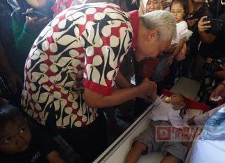 Ganjar Tinjau Kegiatan Posyandu dan Serahkan Bantuan Pendidikan di Banyumas