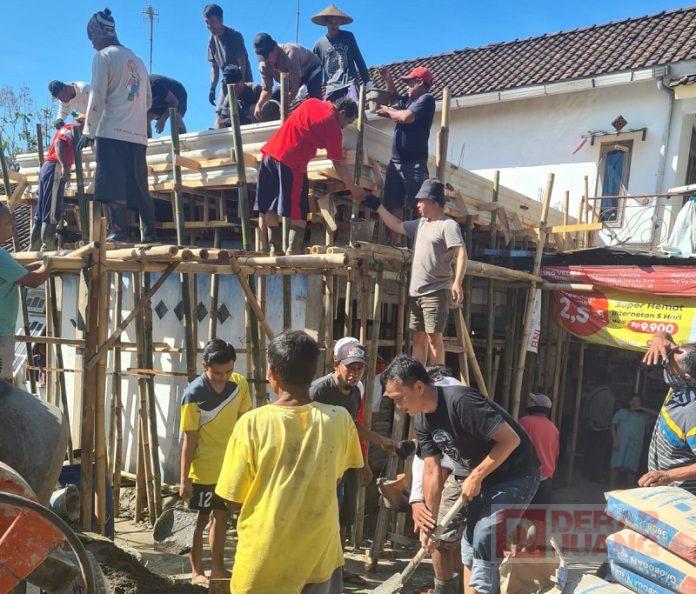 Turun di Wilayah Ampuan, Yani Hadiri Kerja Bakti Bangun Rumah Warga