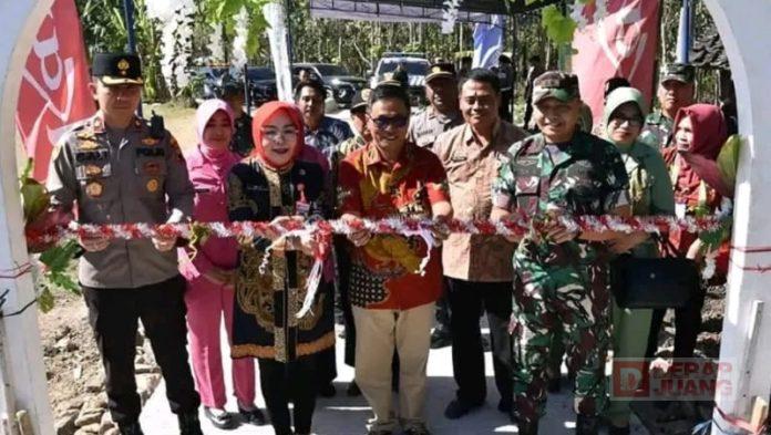 Sri Sumarni Resmikan Hasil KBM TNI Tahap VIII di Desa Prigi