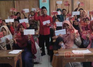 Purwono Salurkan PIP Aspirasi Mbak Puan di Pejawaran