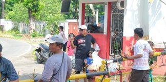 Andang Turut Dalam Gotong Royong Kerja Bakti di Lingkungannya