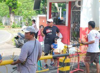 Andang Turut Dalam Gotong Royong Kerja Bakti di Lingkungannya