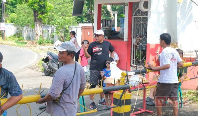 Andang Turut Dalam Gotong Royong Kerja Bakti di Lingkungannya