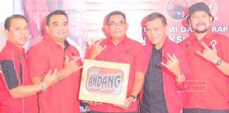 Andang Gelontorkan Proyektor Dalam Reses Musthofa di Posko Dapil 2