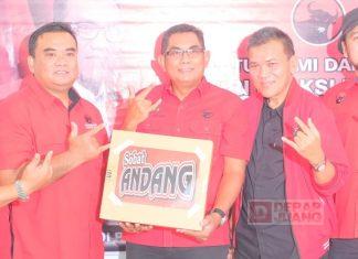 Andang Gelontorkan Proyektor Dalam Reses Musthofa di Posko Dapil 2