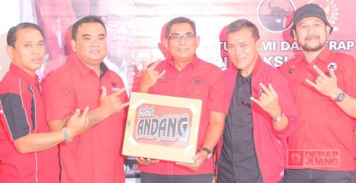 Andang Gelontorkan Proyektor Dalam Reses Mustofa di Posko Dapil 2