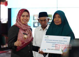 Bupati Demak Serahkan Bantuan Pasang Baru dan Pemasangan Instalasi Listrik Gratis