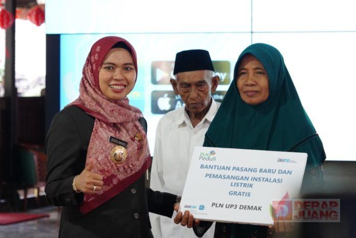 Bupati Demak Serahkan Bantuan Pasang Baru dan Pemasangan Instalasi Listrik Gratis