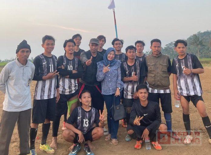 Hj. Lina Beri Dukungan Turnamen Sepak Bola di Desa Binaan