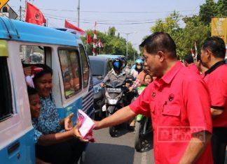 Pasca Rapat Sosialisasi, DPC PDI Perjuangan Pemalang Bagikan Bendera Merah Putih