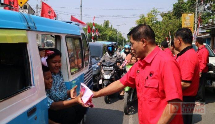 Pasca Rapat Sosialisasi, DPC PDI Perjuangan Pemalang Bagikan Bendera Merah Putih