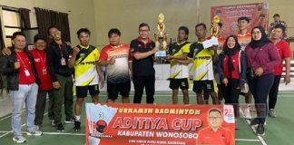 Medy Aditiya Serahkan Piala Bergilir Aditiya Cup Kepada Para Juara