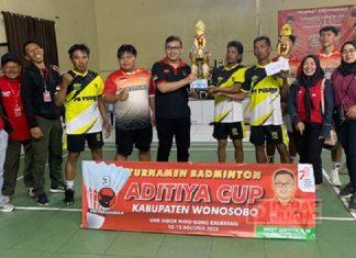 Medy Aditiya Serahkan Piala Bergilir Aditiya Cup Kepada Para Juara