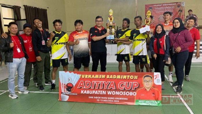 Medy Aditiya Serahkan Piala Bergilir Aditiya Cup Kepada Para Juara