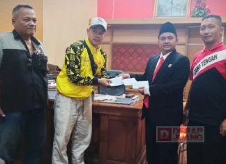 Sumar Rosul Beri Bonus Atlet Kickboxing Peraih Medali Porprov