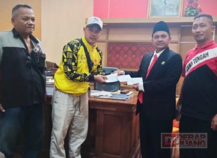 Sumar Rosul Beri Bonus Atlet Kick Boxing Peraih Medali Porprov