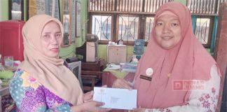 Titik Restuningsih Bagikan PIP di SDN Klego